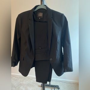 Beautiful business suit black with very light stripes padded shoulders